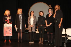 Ředitelka Divadla Spejbla a Hurvínka Denisa Kirschnerová spolu s kmotry projektu pro školy