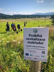V týdnu od 13. do 20. 8. 2022 se více než 60 mladých dobrovolníků, tzv. mladých ambasadorů, zapojených do evropského projektu Hra o klima zúčastnilo kempu zaměřeného na obnovu mokřadů v NP Šumava. Akci pořádala organizace Na mysli ve spolupráci s Hnutím DUHA a Správou Národního parku Šumava.