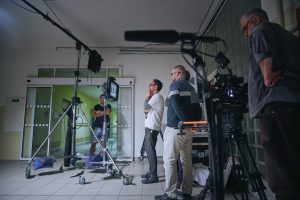 Režisér Václav Kadrnka a štáb při natáčení filmu