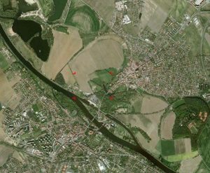 Směrem zleva: Brandýs nad Labem, výrazný hlavní tok Labe, přírodní oblast Hluchov s tůní před Starou Boleslaví. Probošťská jezera v levém horním rohu a Slepé rameno v oblasti Houšťka v pravém dolním rohu.