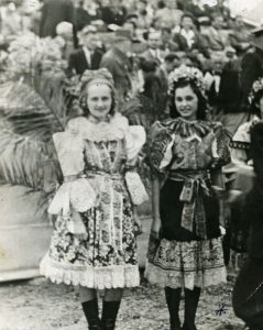 Martina Brablcová (vpravo) v kroji