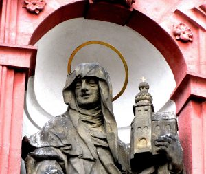 Socha sv. Zdislavi na zdi basiliky v Jablonném v Podještědí