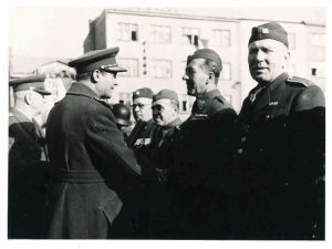 Štěpán Hovorka (druhý zprava) při přebírání medaile na zlínském náměstí, 1945