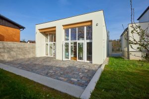 Obecní knihovna v Boršově nad Vltavou se pyšní terasou na zahradě