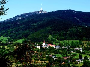 Ve Světlé pod Ještědem vyjíždějí nejspíše Mikuláši od kostela sv. Mikuláše.
