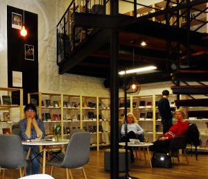 V kavárně knihovny vyvrcholilo čtení románem Můj milostný příběh