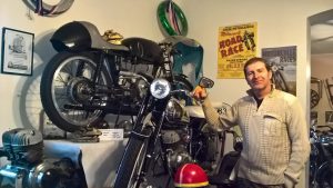 Dušan Erlebach v interiéru auto moto muzea