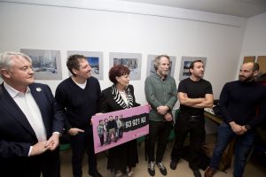 Televizní štáb předává hospici v Mostě šek