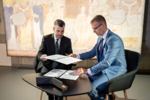 Radim Holiš a Pierluigi Sanna podepisují dohodu o spolupráci