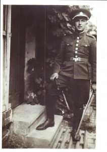 František Duka s vojenskou šavlí, 1923