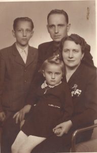 Poslední společná rodinná fotografie rodiny Václava Vachka ze srpna 1944 před jeho zatčením na začátku října téhož roku. Na fotografii jsou manželka Zdena a děti Václav a Věra.