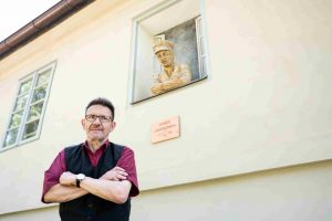 Petr Bílý před Zahradníkovým domkem u usedlosti Cibulka. I taková zajímavá zákoutí lze nalézt v pražských Košířích.