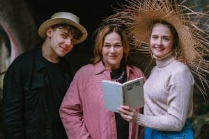Jitka Smutná,Tereza Blažková a Antonín Holub s knihou Gerarda Durella