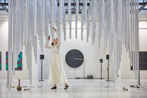 Anna-Maria Hefele hraje na vernisáži výstavy Volume 2023
