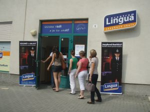 Studenti vchází do olomoucké pobočky Lingua centra