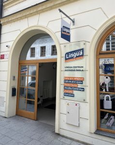 Vchod do českobudějovické pobočky jazykové školy Lingua centrum