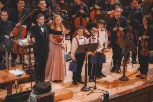 Dirigent Jan Kučera a dětský pěvecký sbor se Symfonickým orchestrem Českého rozhlasu