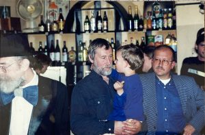 Vernisáž v Praze, Jožka Stehlík se synkem Jendou, vpravo životní kamarád Alex Koenigsmark