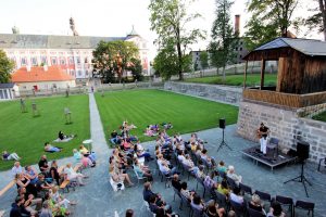 Letní Artcafé v klášterní zahradě
