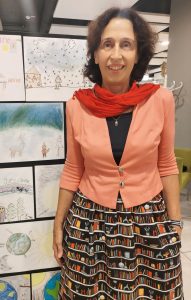 Spisovatelka Markéta Hejkalová, v pozadí obrázky od dětí, které vznikly na motivy autorčiny nové knihy.