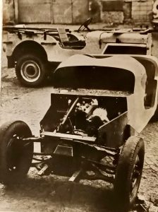 První “opravdový” veterán, foto z renovace automobilu Z4 sport 1934, v pozadí naše rodinné vozidlo