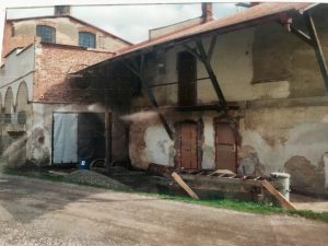 Budova továrny čerstvě po zakoupení, rok 2000 (budoucí hlavní vchod do plánovaného muzea)