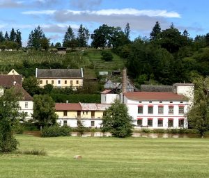 Pohled od Hospitalu na centrum obce Kuks s továrnou