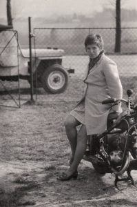 Maminka Dáša opřená o dědovu ČZetku 175 z roku 1939, v pozadí tatínkův Willys MB