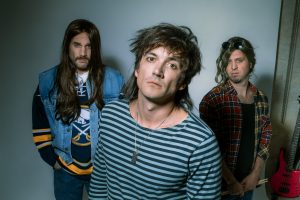 Naživo vystoupí tříčlenná herecká kapela ve složení Jakub Tvrdík, Jan Mansfeld a Matěj Anděl