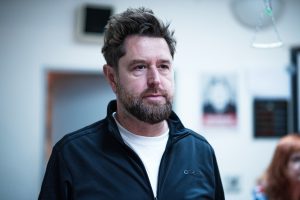 Režisér Thomas Zielinski pojal inscenaci jako činohru s koncertem.