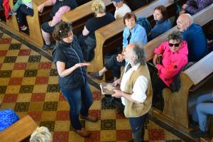 Badatelka Soňa Krátká předává rodinné dokumenty synovci Slávy Kašparové (Jetmarové)