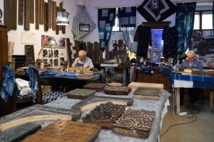 Formíři Milan Bartoš a Jaroslav Plucha v Modrotiskovém ateliéru Bartoš v Jaroměři-Josefově