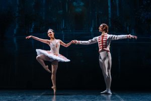 Role Louskáčka a Klárky tančí: Louskáček: Albert Schmidtmayer (na fotkách) v alternaci s Adamem Bašistou. Klára: Maria Yoshimoto (na fotkách) v alternaci s Klárou Janovskou