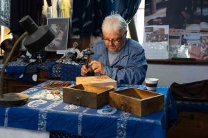 Milan Bartoš při práci na formě