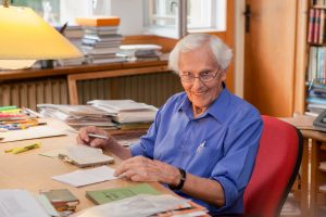 Miroslav Zikmund ve své pracovně