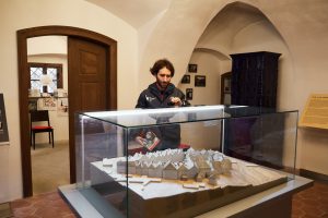 Režisér Bryan Felber u modelu židovského ghetta v Polné