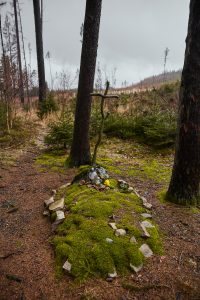 Symbolický hrob Anežky Hrůzové na místě činu