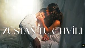 ZŮSTAŇ TU CHVÍLI