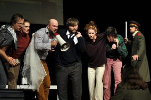 2025, foto z představení Encyklopedie akčního filmu divadla Radar Praha (vítěze letošní přehlídky divadla pro děti a mládež Fimfárum, která se poprvé konala v Českém Krumlově)