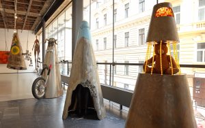 Holky-Burky, zprava Medvědářka, Nevěsta, Motorkářka, Umělkyně. Olina Franco