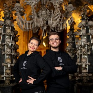 Radka Krejčí s kolegou v designové mikině Mrznu až na kostnici