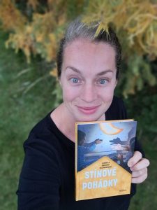 Autorka se svou knihou Stínové pohádky