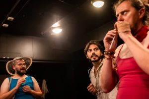 Ze zkoušky představení Řekni, kde ti muži jsou od Viliama Klimáčka v Divadle EXIL v Pardubicích (14. představení v režii Zuzany Novákové v tomto divadle od roku 2000).