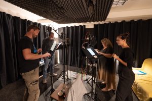 Kočka na rozpálené plechové střeše, natáčení