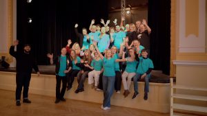 Společná fotka souboru a moderátor David Skrbek vlevo