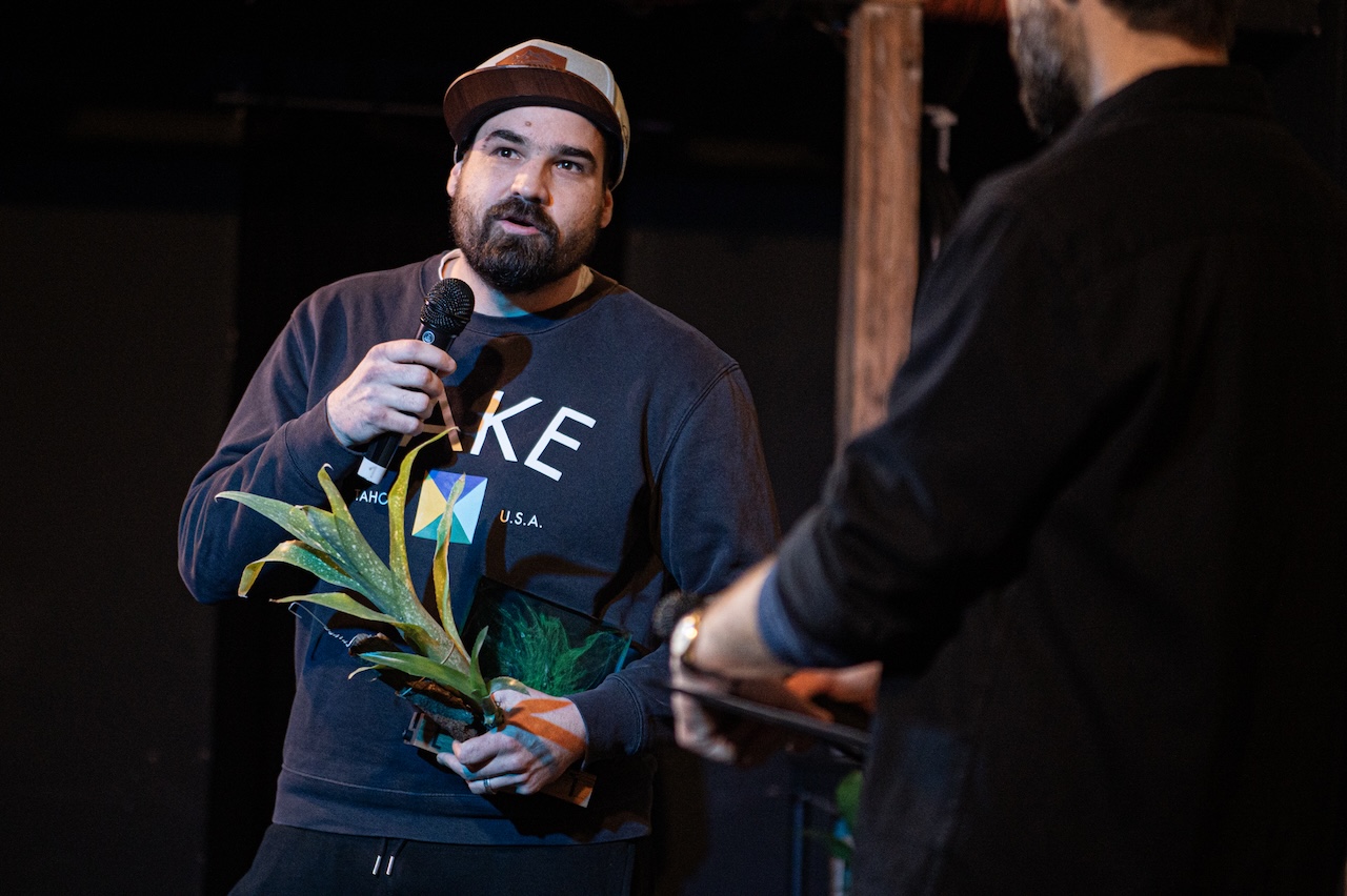 Režisér Tomáš Elšík převzal Cenu Pavla Kouteckého za snímek Při zemi