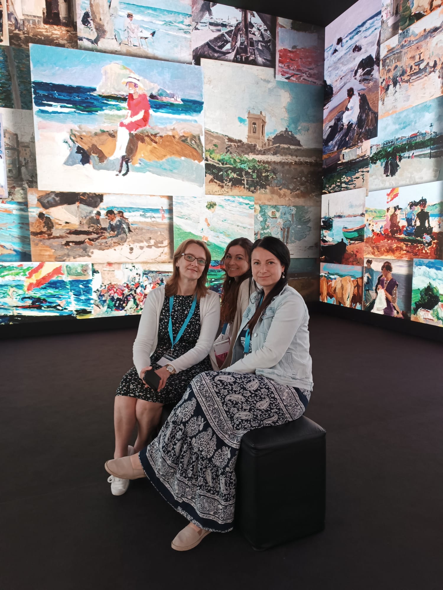 Účastnice mobility (zleva Martina Malá, Lenka Pěluchová a Kateřina Mozgová) si v Ponferradě prohlédli výstavu významného španělského malíře Joaquína Sorolly a seznámily se na ní s interaktivními prvky. Nejvíce je zaujala možnost rozpohybování obrazů a zapojení hudební složky do výstavy.