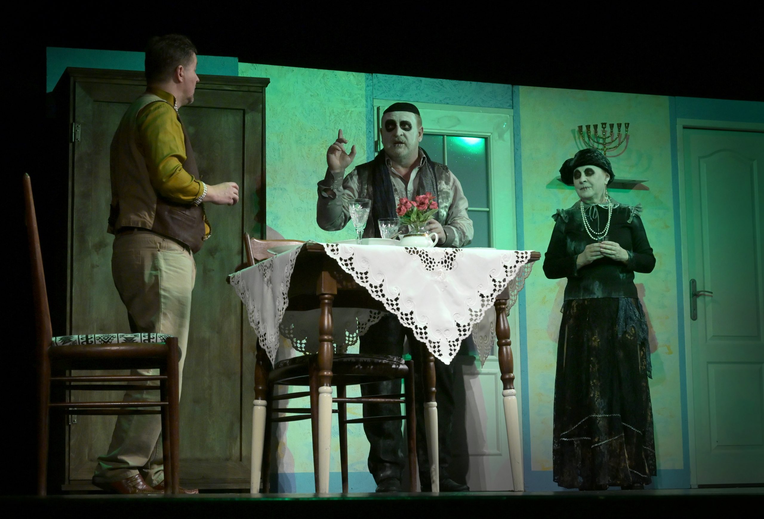 Z inscenace Vrátila se jednou v noci Divadla Exil Pardubice