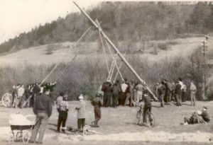 Střemošice, Neděle velikonoční dopoledne v 50. letech 20. století – muži staví ručně za pomoci bidel velikonoční strom.