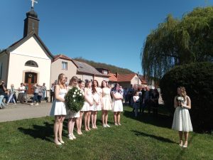 Rok 2025 a dívky ve Střemošicích opět pronášejí vinš u chlapců.